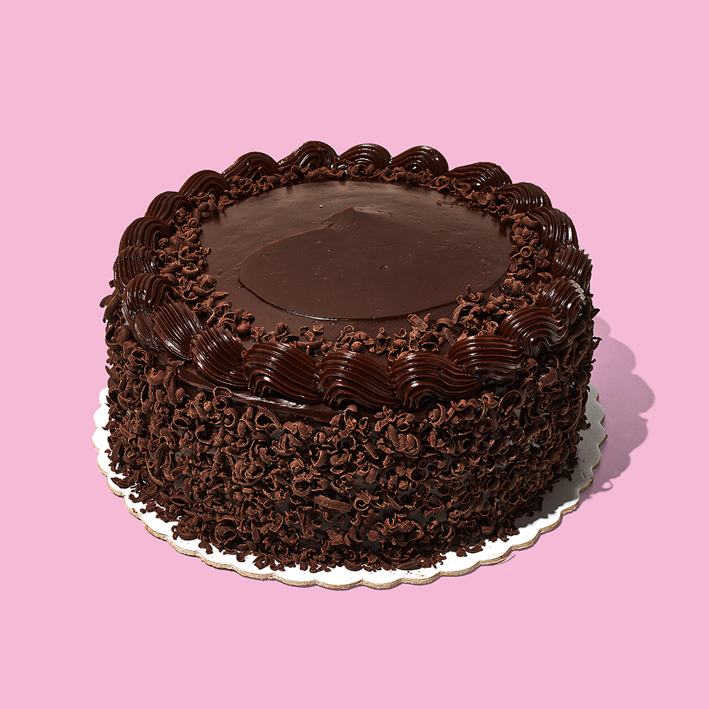 Torta con tres capas de bizcocho de chocolate con doble relleno y cobertura de fudge. Decorada con rulos de chocolate bitter.

Medidas: 22 cm de diámetro, 12 cm de altura

Porciones: 12 a 14
