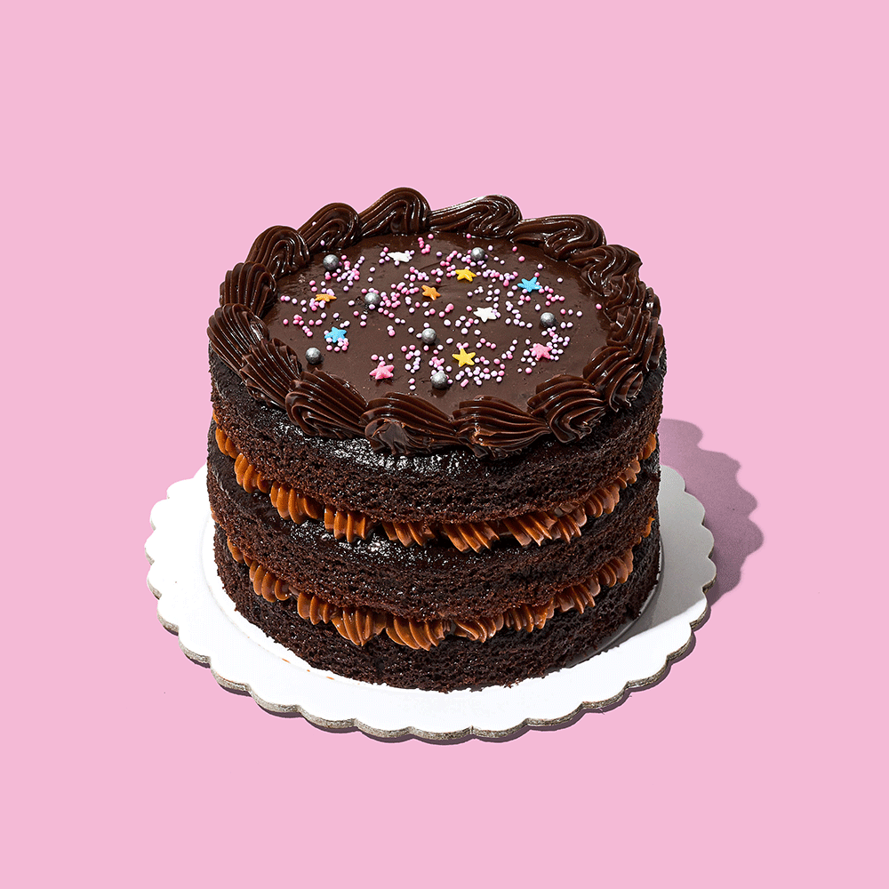 Mini torta con tres capas de bizcocho de chocolate con doble relleno de manjar. Decorado con fudge y confites.

Medida: 14 cm de diámetro, 9 cm de altura

Porciones: 6 a 8

 
