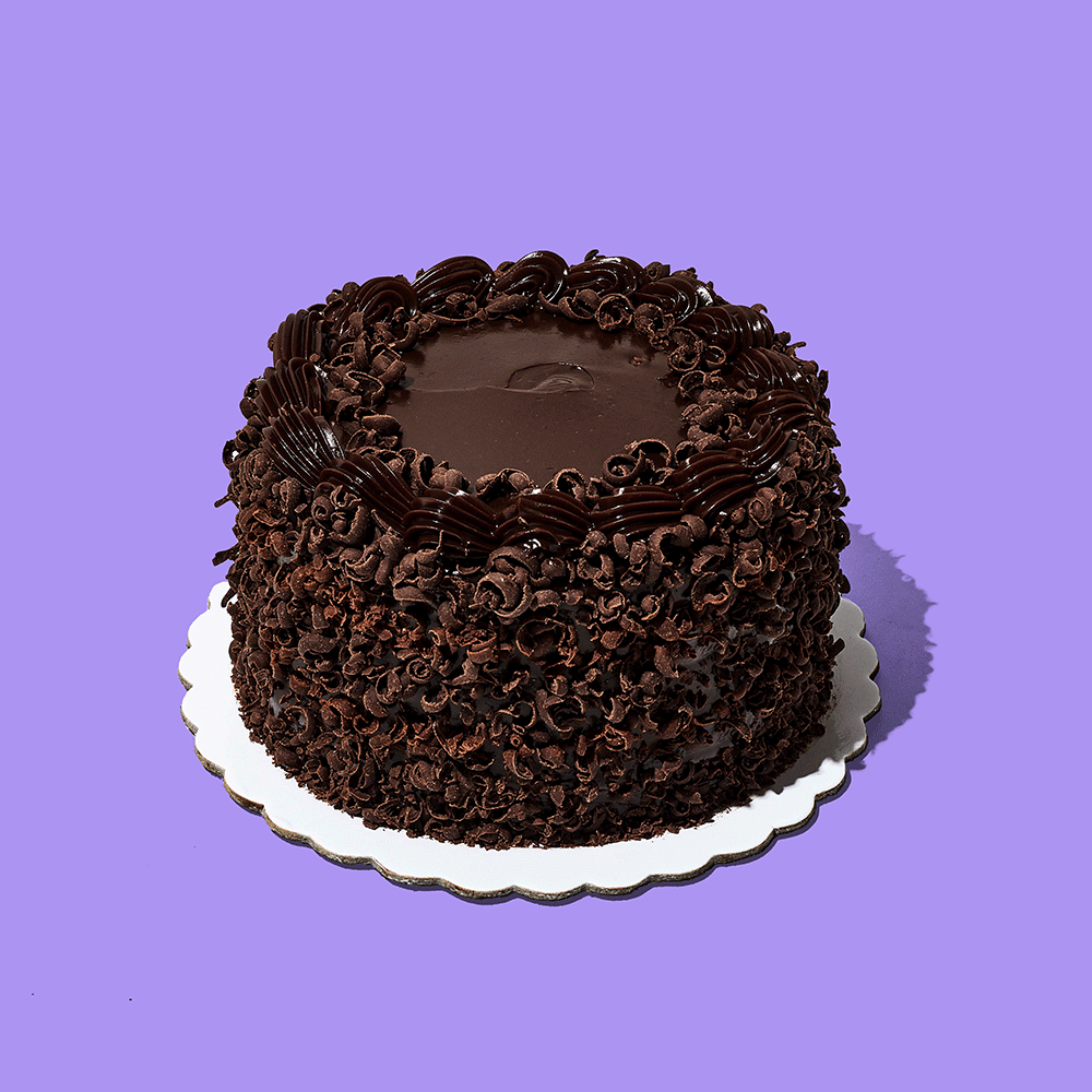 Mini torta con tres capas de bizcocho de chocolate con relleno de manjar y cobertura de fudge. Decorada con rulos de chocolate bitter.

Medida: 14 cm de diámetro, 9 cm de altura

Porciones: 6 a 8

