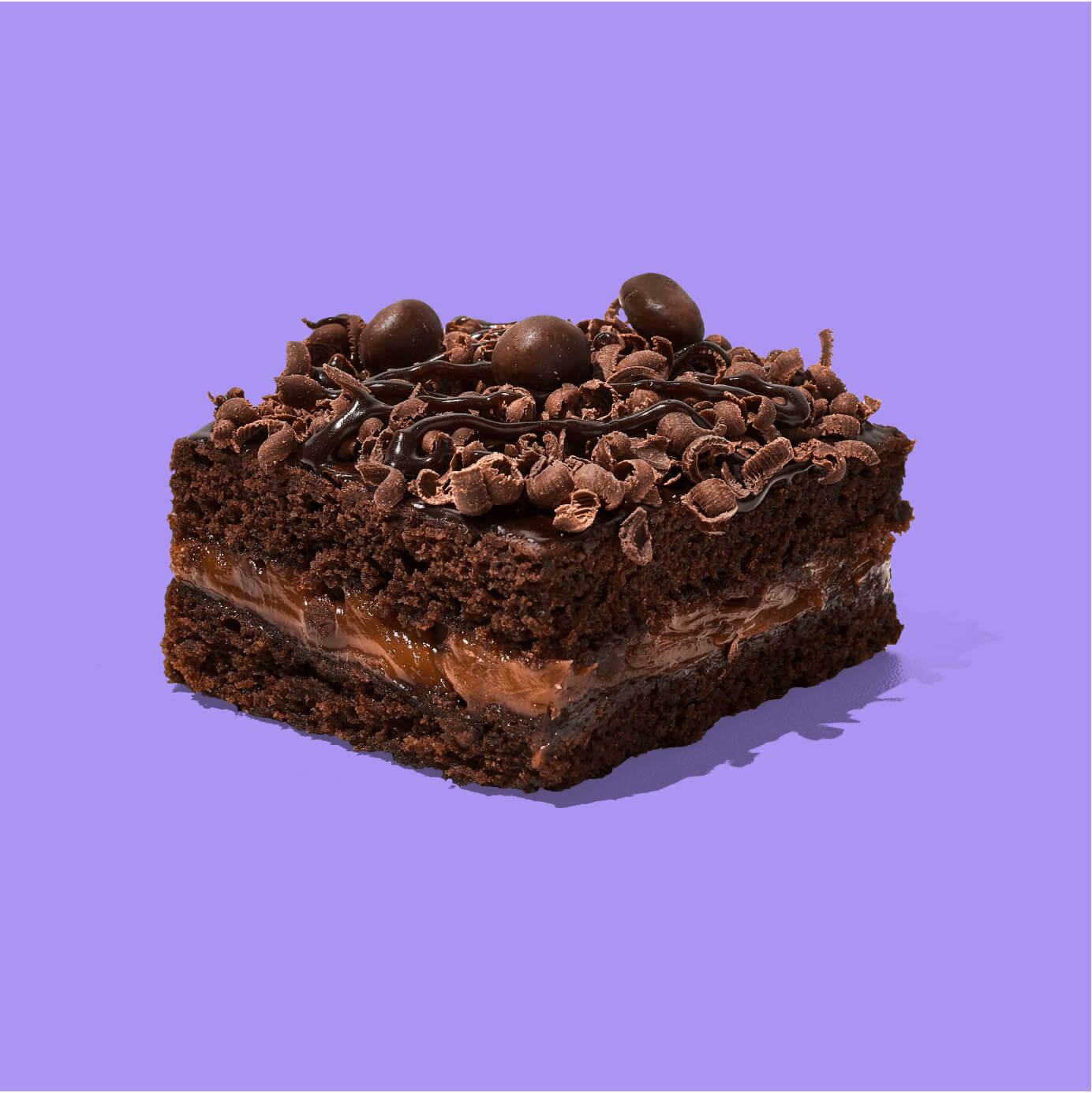 ¡Un Brownie para los amantes del chocolate! Brownie de chocolate con relleno de manjar y cobertura de chocolate en rulos, fudge y chocolate M&amp;amp;M.

Medida de Producto: 6.5 cm de ancho, 6.5 cm de largo, 3.5 cm de altura

 
