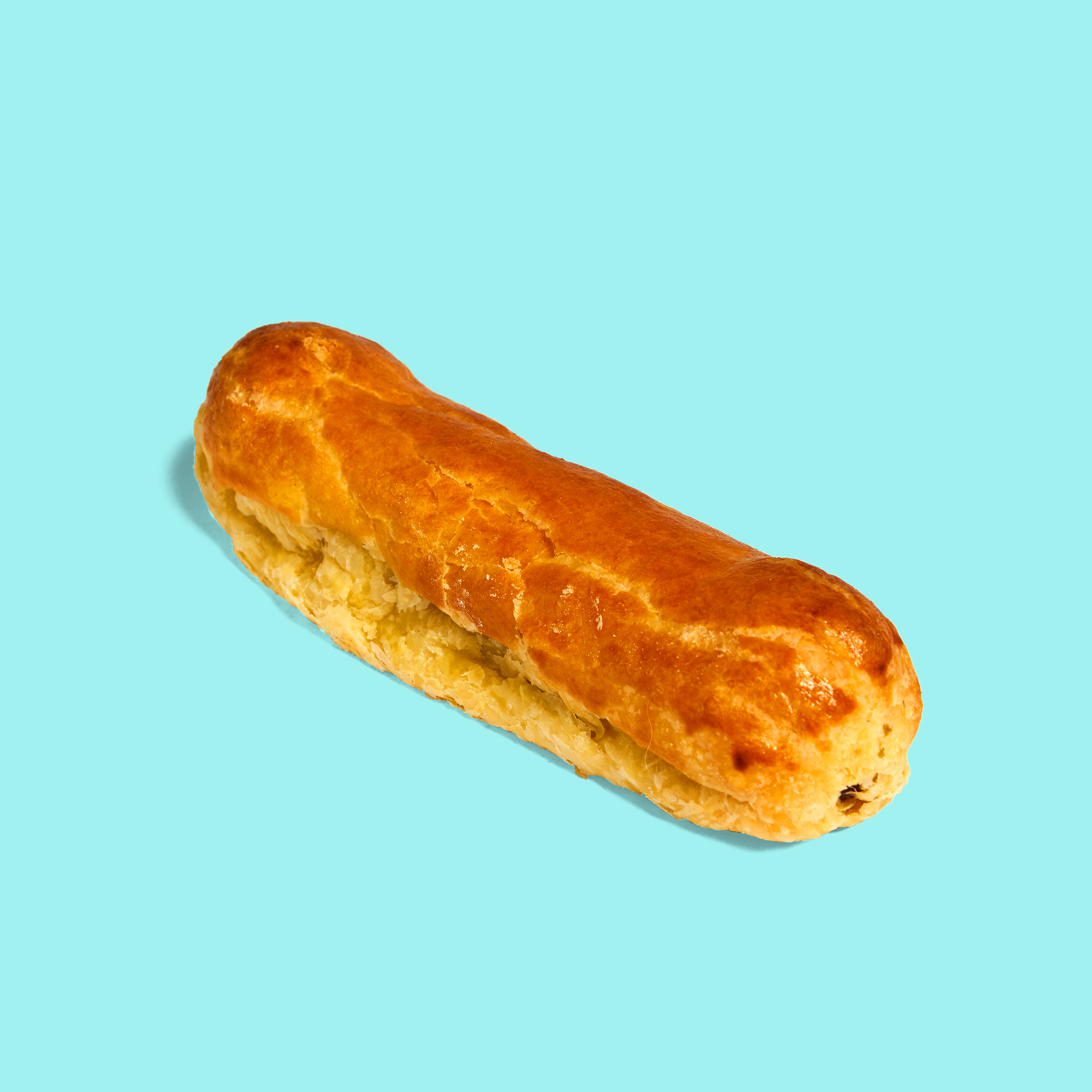 Pastel salado relleno de un hot dog con una pizca de mostaza, que le da un sabor exquisito.
