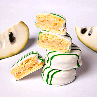 Delicioso mini alfajor relleno de una crema a base de pulpa de chirimoya con cobertura de glasé y líneas de glasé color verde.
