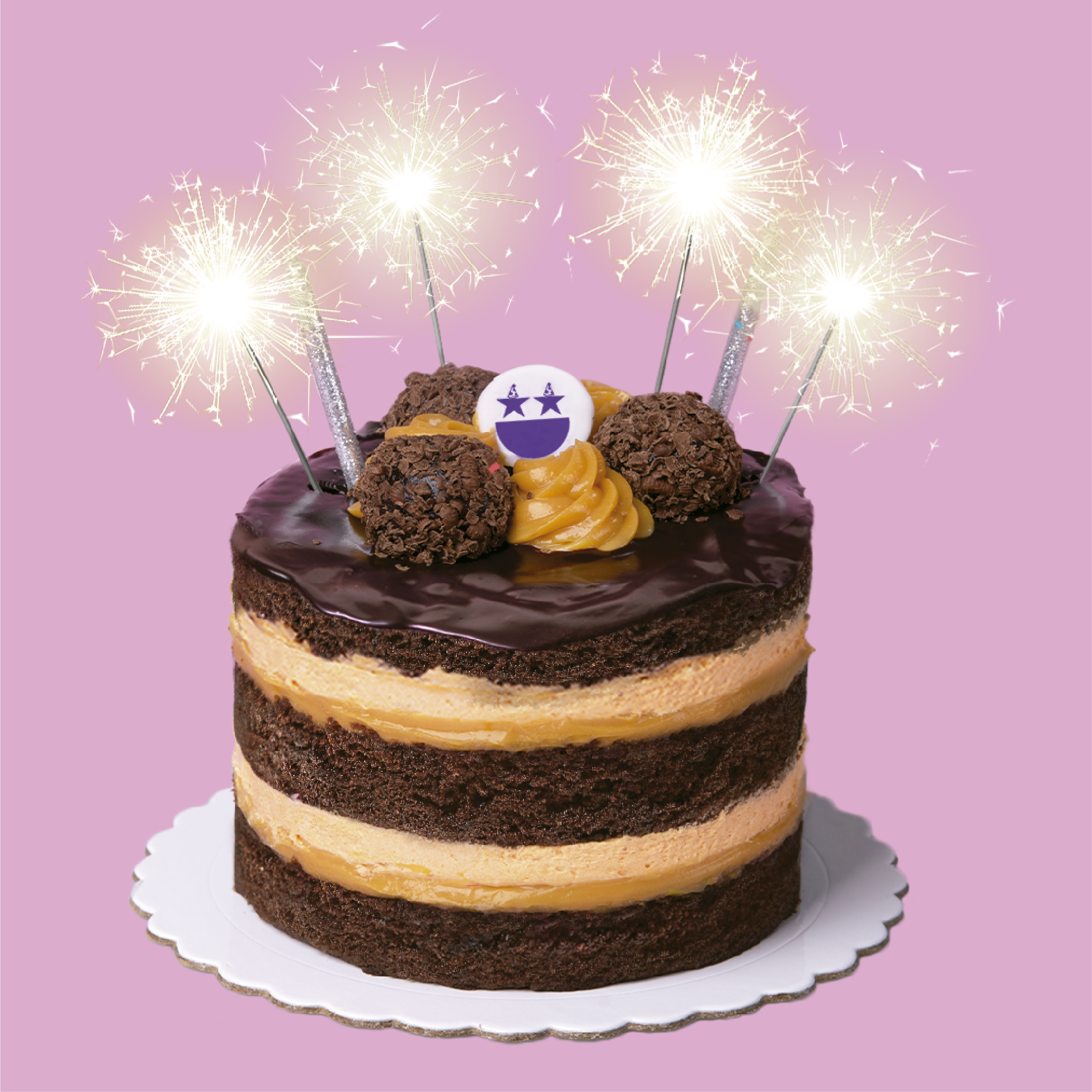 Mini torta con tres deliciosas capas de brownie, un exquisito doble relleno de pulpa de lucuma y manjar; y  decorado con deliciosas trufas de chocolate.

Medida: 14 cm de diámetro, 9 cm de altura

Porciones: 6 a 8
