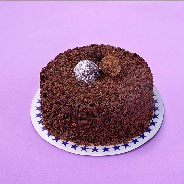 Mini torta con tres capas de bizcocho de chocolate con relleno de manjar y cobertura de fudge. Decorada con rulos de chocolate bitter.

Porciones: 6 a 8
