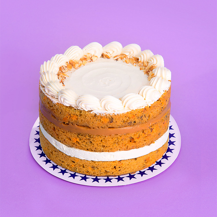 ¡La favorita para alegrar tu día!Mini torta con tres deliciosas capas de bizcocho de zanahoria y pecanas, con relleno de manjar blanco y queso crema. Decorada con queso crema y pecanas.

Porciones: 6 a 8
