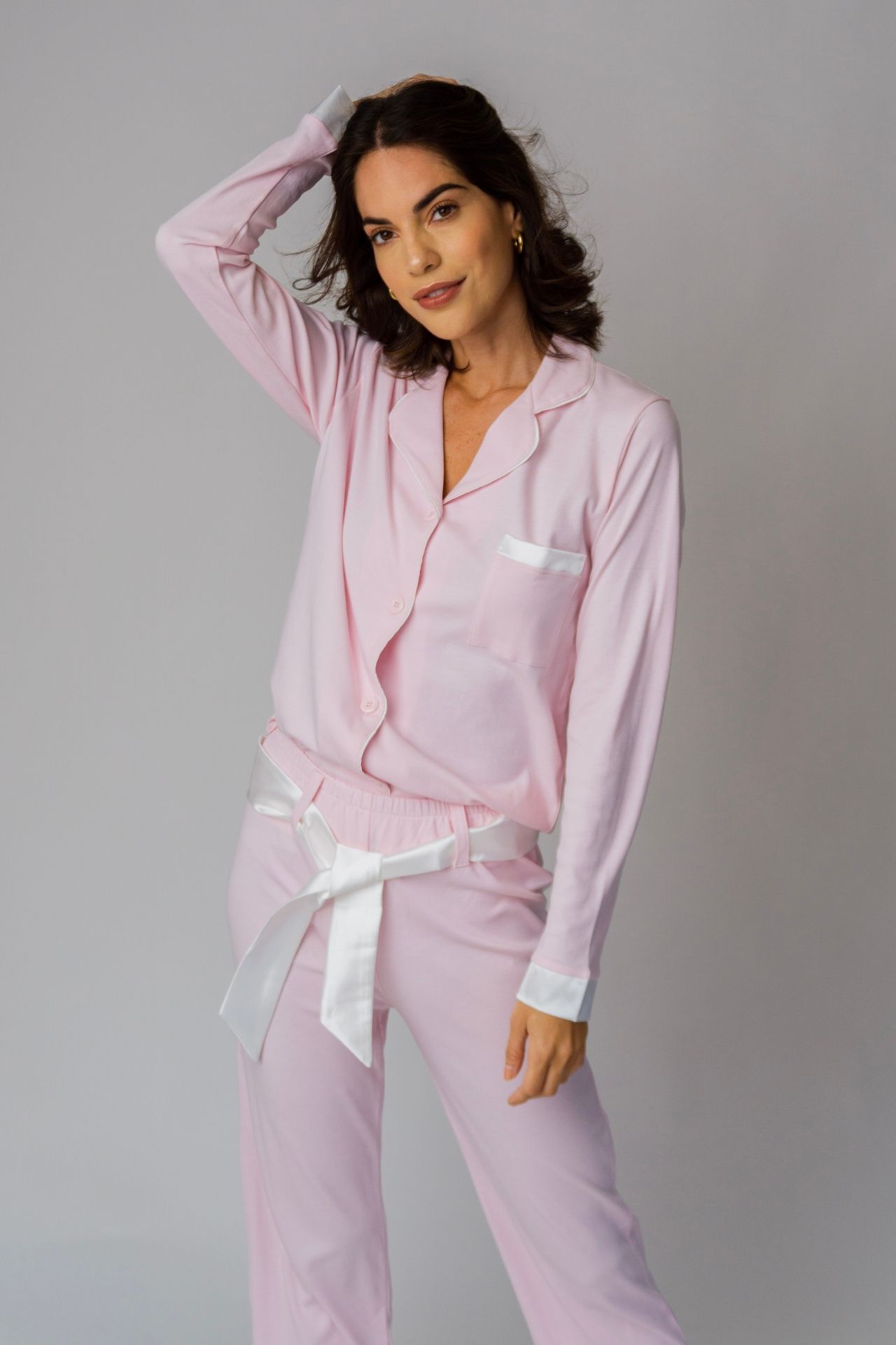 ¡Best-seller! Pijama de algodón pima premium con detalles en seda. Cuidados: no usar secadora, lavar con agua fria. La correa de seda es removible.
