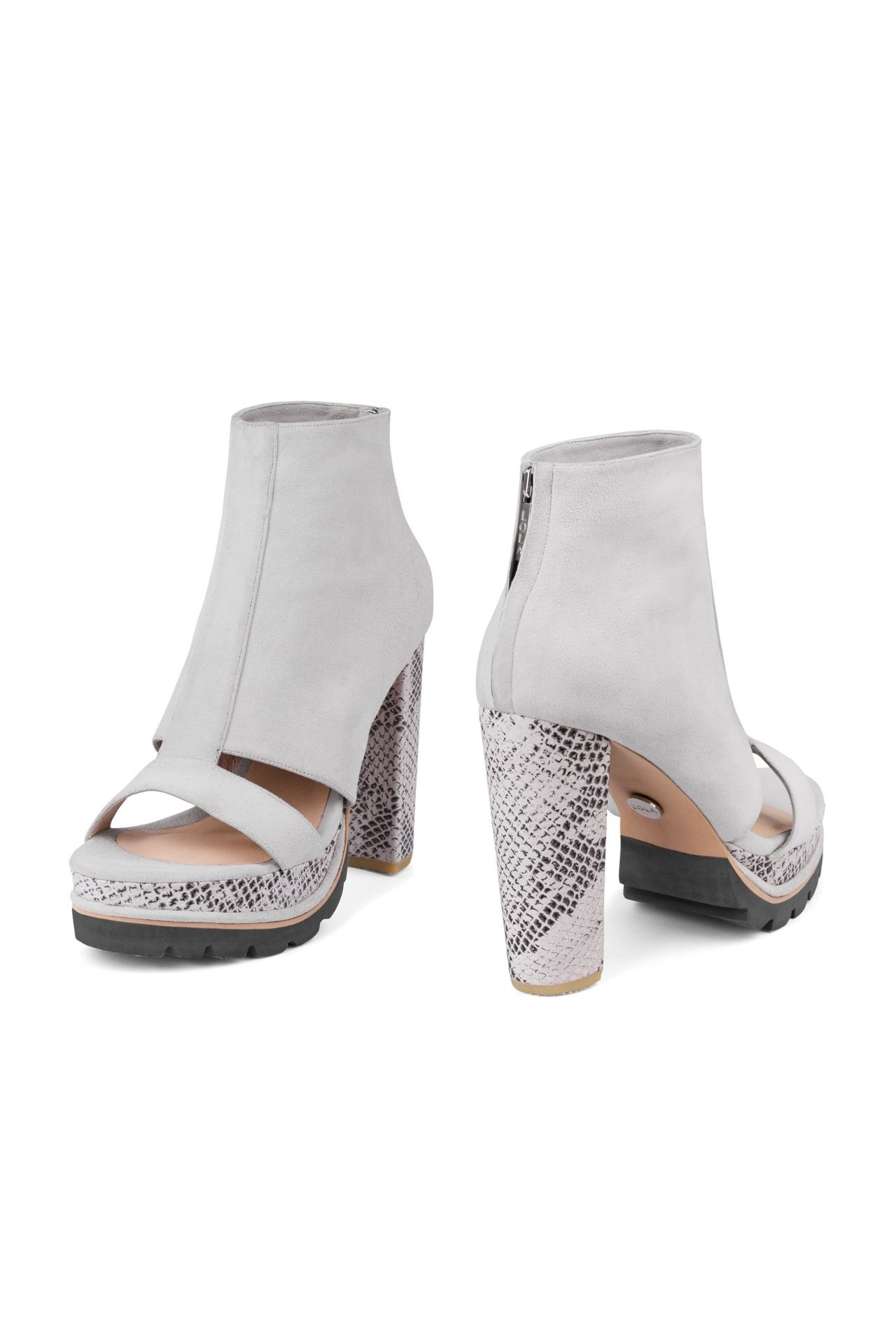 Llega una nueva versión de nuestras Jules, las icónicas bootie sandals de LOLA que le dan la bienvenida a la primavera.

Taco: 12 cm

