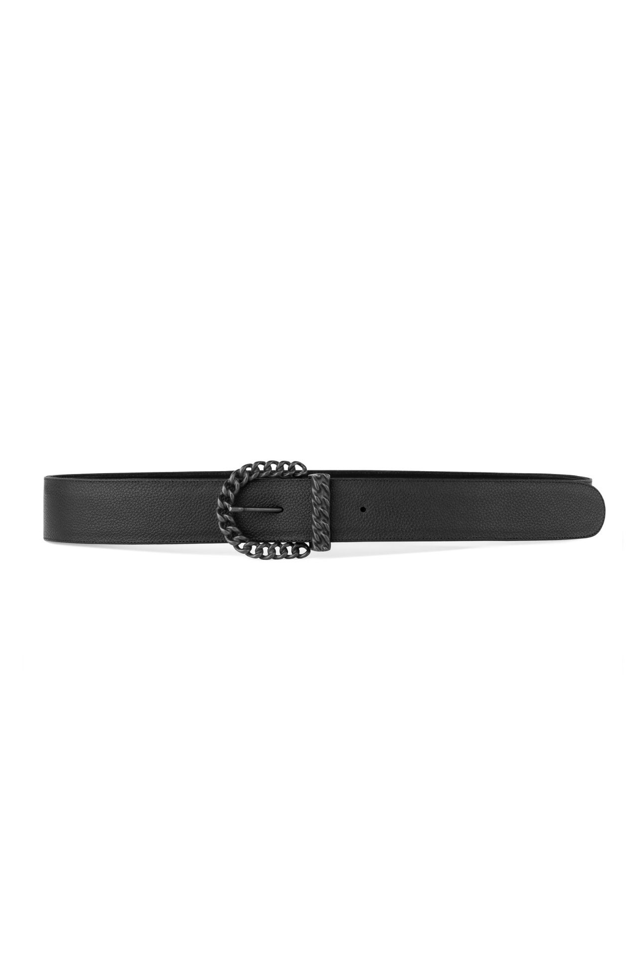 Un cinturón negro es una pieza básica del guardarropa. Es un accesorio capaz de elevar el look más casual y ser protagonista en un outfit elegante.
