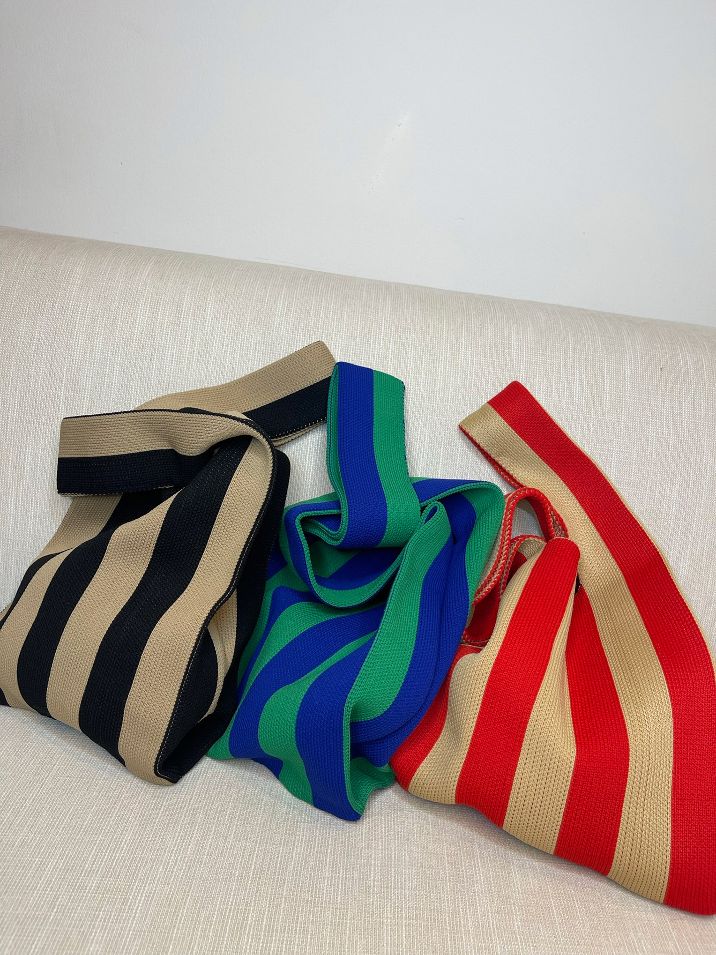 Nuestro Knit tote con un diseño a rayas, que le da un toque cool a tus outfits.
Es de un tejido suave y elástico.

Tela: Tejido
Alto 50cm (desde el asa)
Largo 24cm
Largo del asa 20cm
