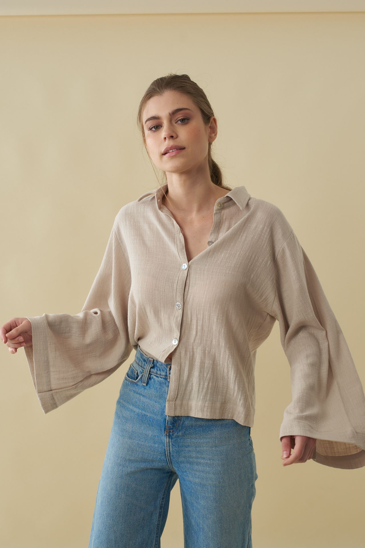 Material: algodon tramdo

Blusa con cuello de camisa de material algodón waffer y manga larga

Busto: 105 cm

Largo: 80 cm
